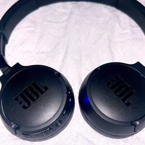 JBL HEADPHONES SELLING FOR LOW